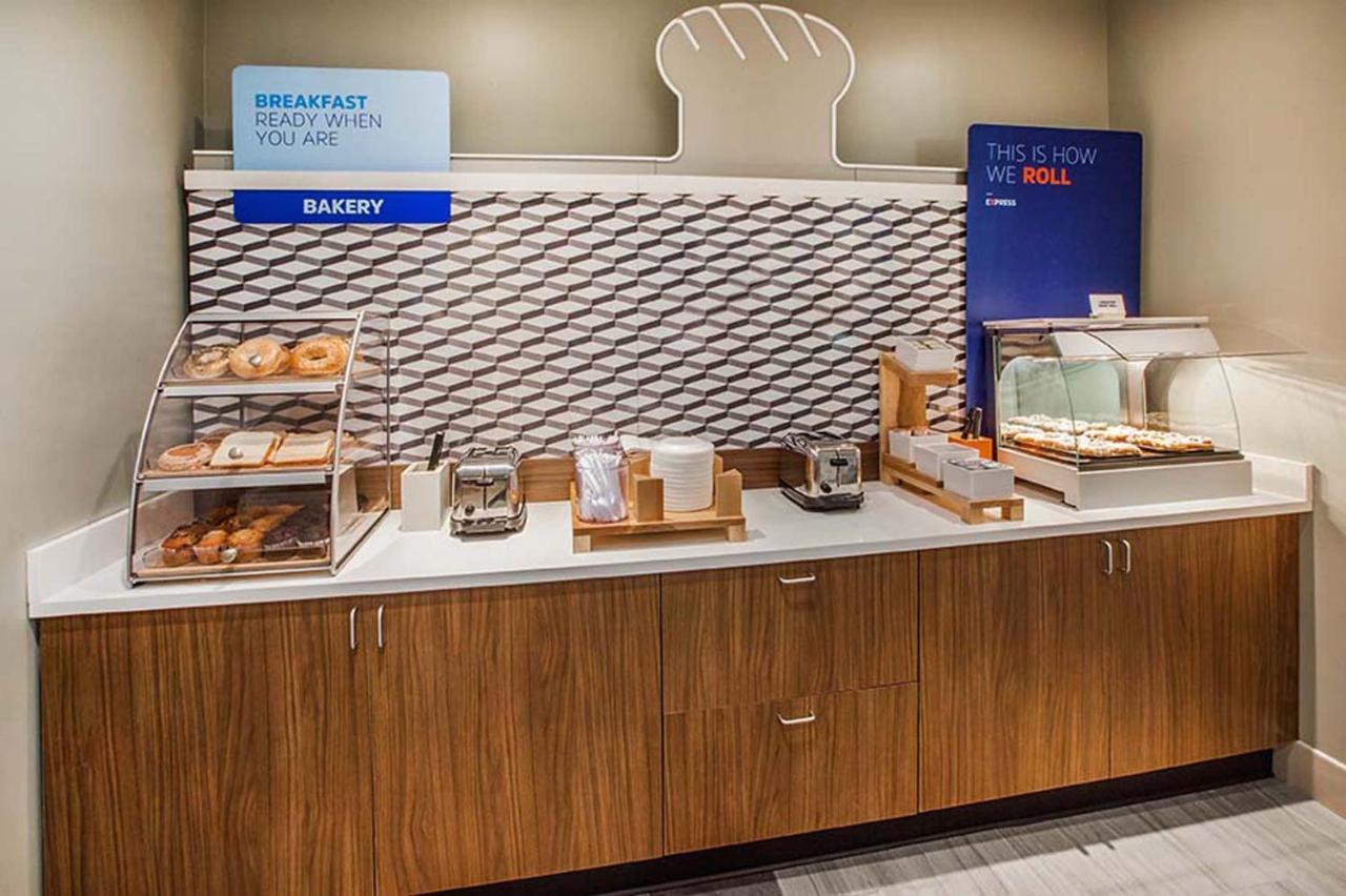 Holiday Inn Express & Suites Charlotte - Ballantyne By Ihg Екстериор снимка